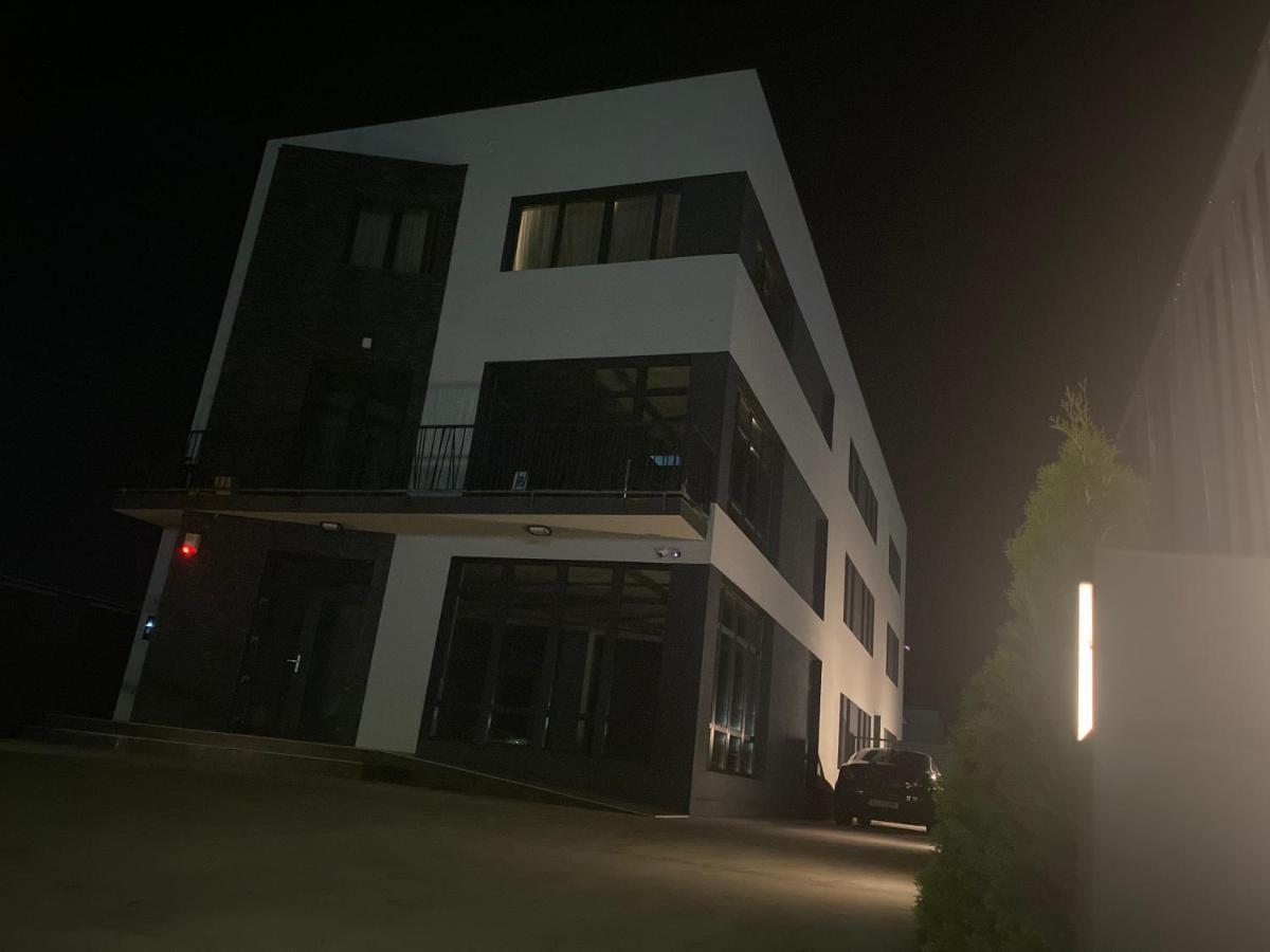 Em04- Studio Premium Târgu Jiu Exterior foto